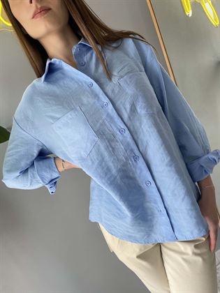 camicia azzurra taglio trapezio con taschine