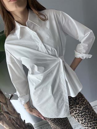 Camicia bianca in cotone assimmetrica con bottone laterale