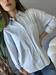 Camicia azzurra tasche davanti con scritta dietro beige