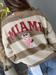 cardigan bottoni a righe camel e panna con orsetto patch dietro