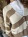 cardigan bottoni a righe camel e panna con orsetto patch dietro