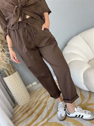 Pantalone marrone tubolare con elastico in vita