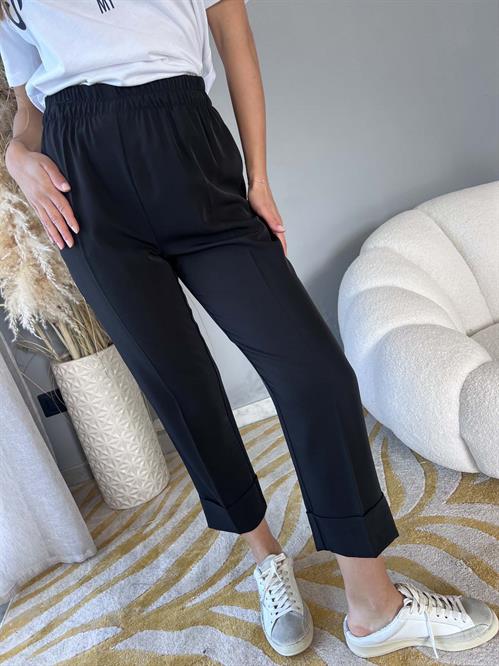 Pantalone tubolare modello carota nero con elastico in vita