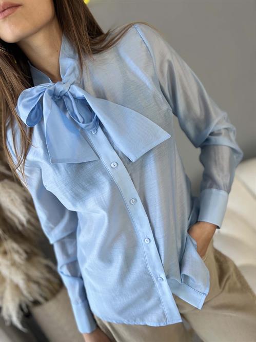 Camicia azzurra con fiocco morbida
