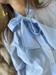Camicia azzurra con fiocco morbida