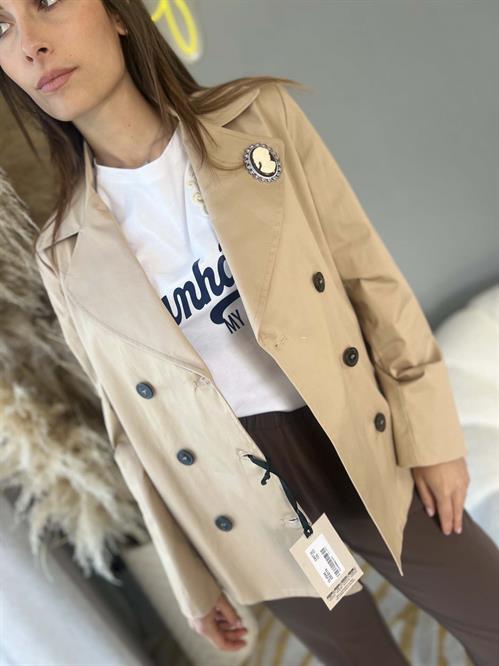 trench corto beige doppiopetto con spilla
