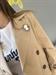 trench corto beige doppiopetto con spilla