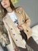 trench corto beige doppiopetto con spilla