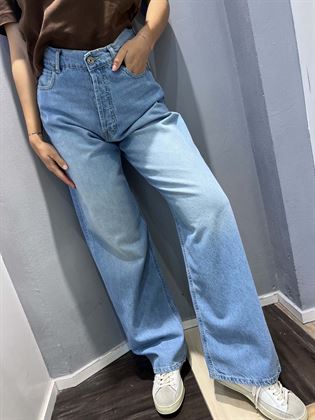 Jeans chiaro tela leggera modello wide leg