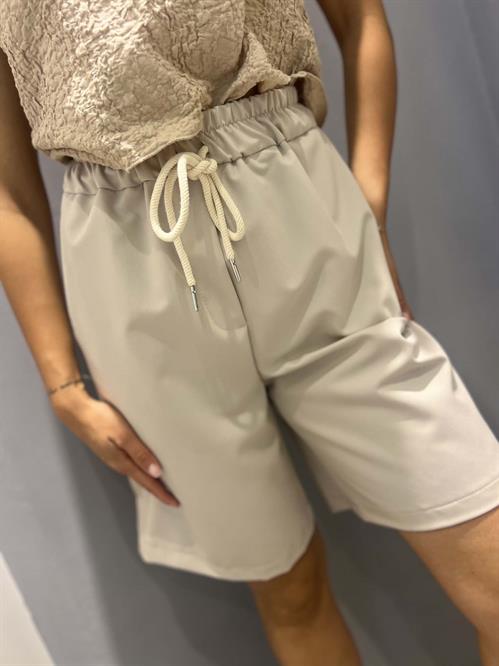 Bermuda colore latte con elastico in vita e laccetti