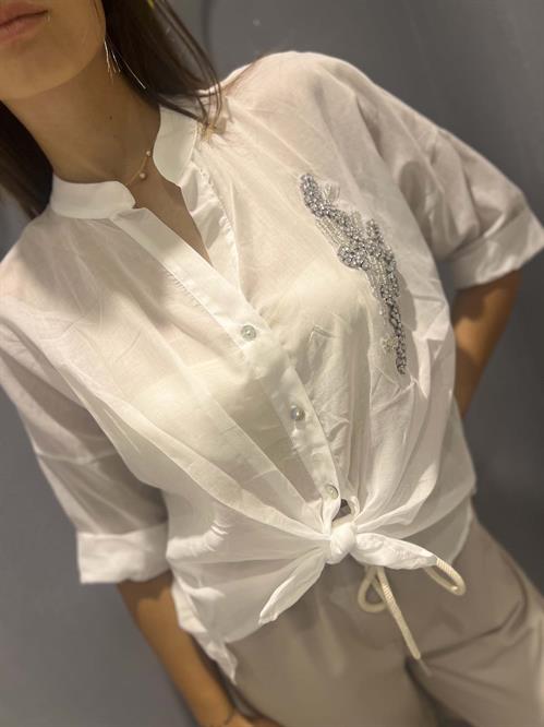 camicia bianca con nodo e applicazione strass