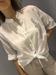 camicia bianca con nodo e applicazione strass