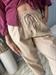 Pantalone in mussola di cotone beige con elastico in vita