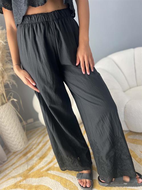pantalone nero con ricamo infondo con elastico in vita