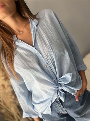 camicia azzurra  in mussola di cotone