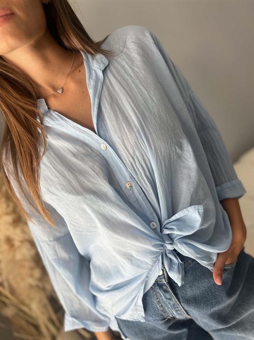 camicia azzurra  in mussola di cotone