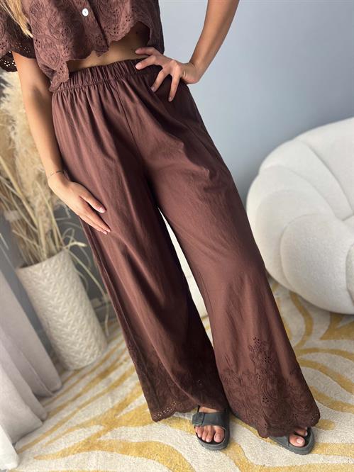 pantalone marrone con ricami infondo ed elastico in vita