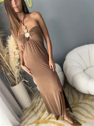 Abito lungo accessorio con accessorio oro sul collo