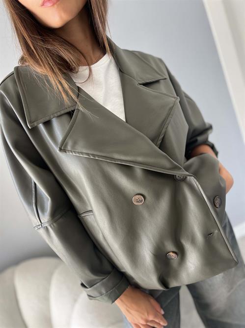 giubbotto in ecopelle verde military con bottoni