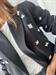 blazer nero con cabochon