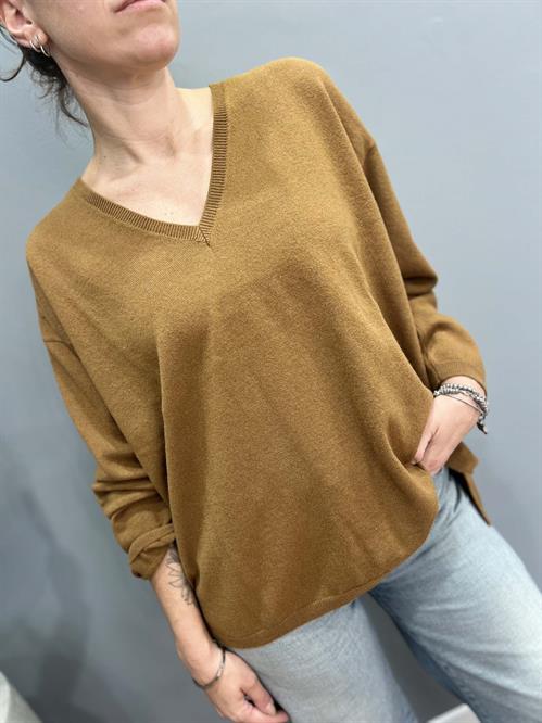 Maglia lana scollo v tabacco modellata scatoletta