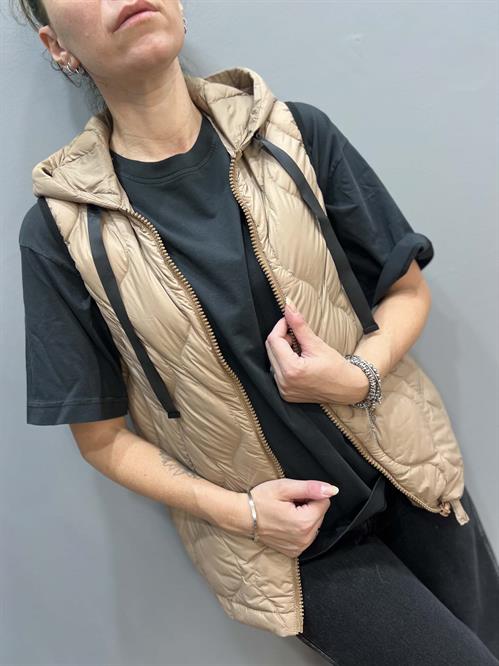 piumino smanicato beige trapuntato con cappuccio