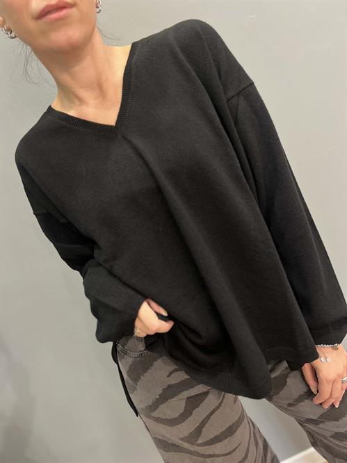Maglia  lana nera  scollo v scatoletta