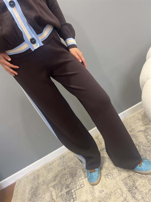pantalone in maglia di viscosa marrone con righe laterali