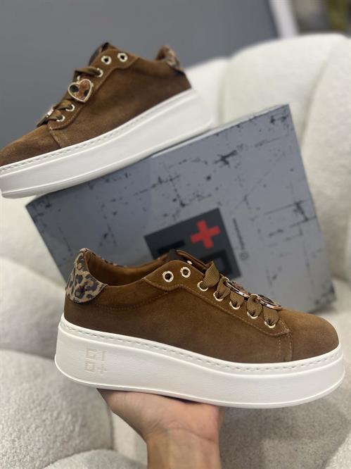 SNEAKERS  TABACCO IN VERA PELLE CAMOSCIO CON CIONDOLI STAMPA ANIMALIER
