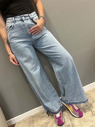 Jeans lavaggio celeste con orlo sfrangiato elastico dietro in vita