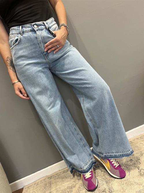 Jeans lavaggio celeste con orlo sfrangiato elastico dietro in vita