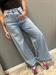 Jeans lavaggio celeste con orlo sfrangiato elastico dietro in vita
