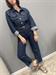 tuta in denim blu con bottoni camicia e cerniera pantalone