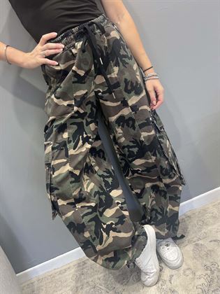 pantalone cargo camouflage con tasche e coulisse in vita