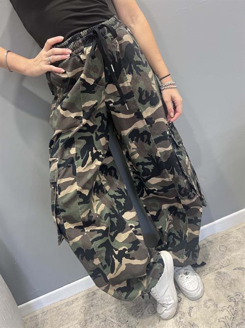 pantalone cargo camouflage con tasche e coulisse in vita