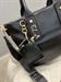 Borsa a mano con tracolla nera e borsetta gadget