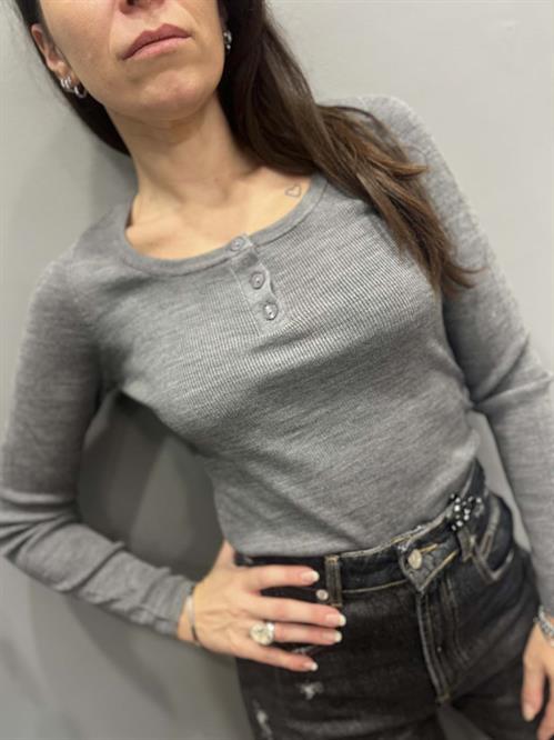 Maglia serafino grigia costina morbida in lana