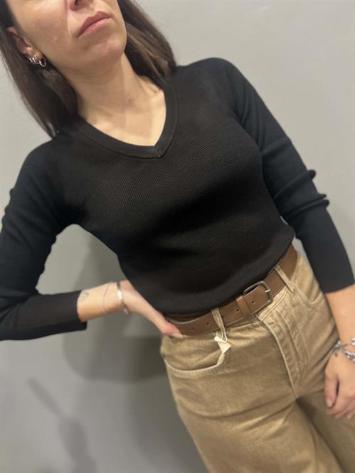Maglia nera  scollo v costina morbida