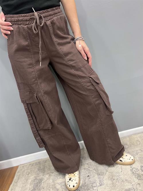 Pantalone cargo marrone cacao dritto con elastico in vita