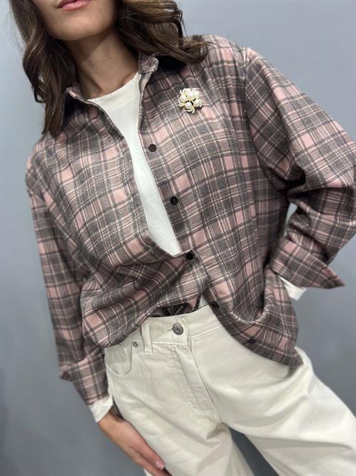 Camicia check quadri rosa e grigia con spilla