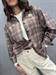 Camicia check quadri rosa e grigia con spilla