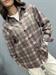 Camicia check quadri rosa e grigia con spilla