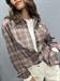 Camicia check quadri rosa e grigia con spilla