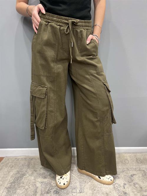 Pantalone verde military dritto con tasche ed elastico in vita