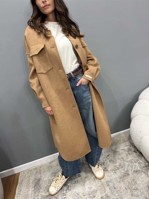Cappotto cammello bottonato con  tasche a toppa