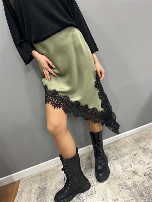 gonna satin assimetrica verde military pizzo nero