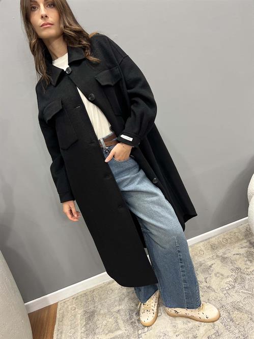Cappotto  bottonato con tasche a toppa  nero