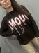 Maglia girocollo marrone scritta rosa