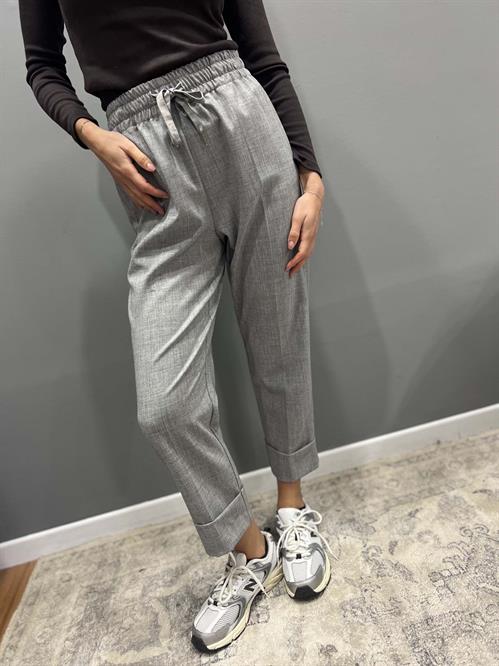 Pantalone grigio chiaro con elastico in vita