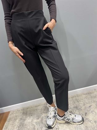 Pantalone nero tubolare con elastico dietro
